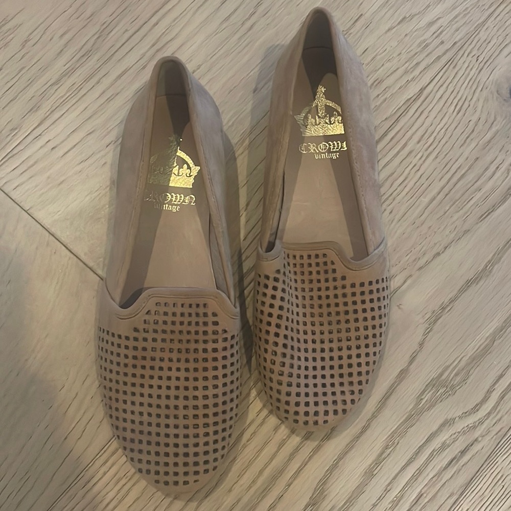 Crown vintage flats, run small size 6.5, great condition!